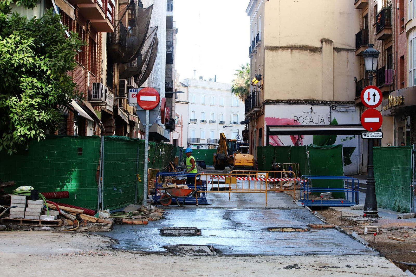 Imágenes de la visita de Pilar Miranda a las obras de peatonalización en la calle Méndez Núñez