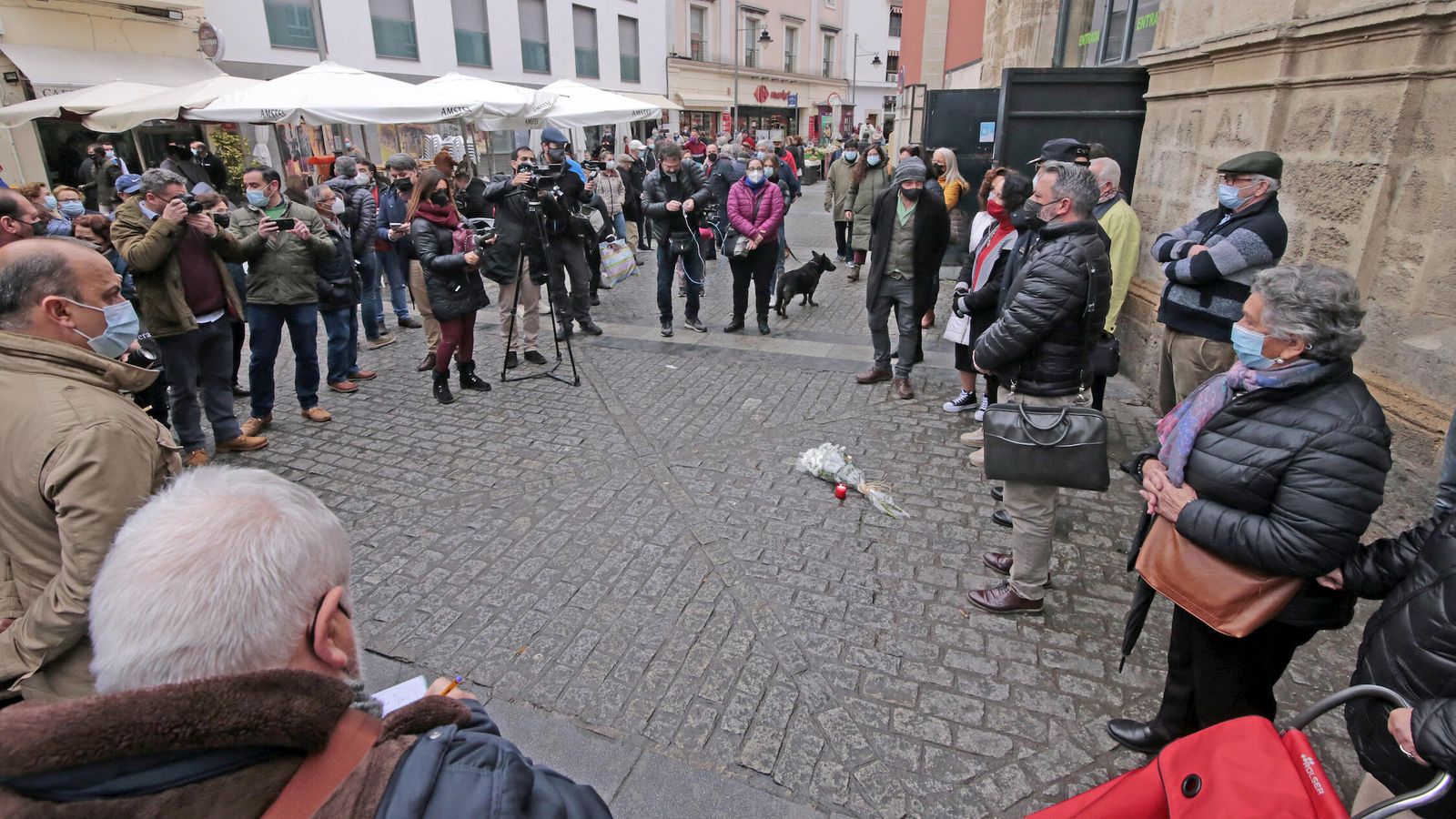 Un instante de la concentración silenciosa celebrada en la calle Doña Blanca