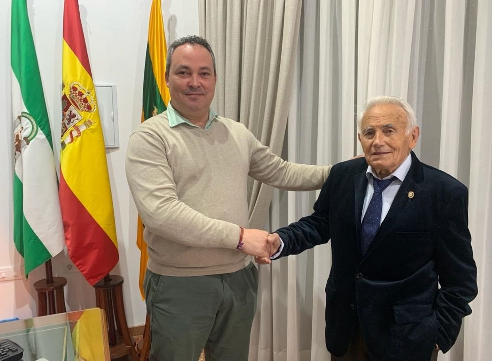 El alcalde, Andrés Díaz, comunicó a Rufino García, el galardón que recibirá.