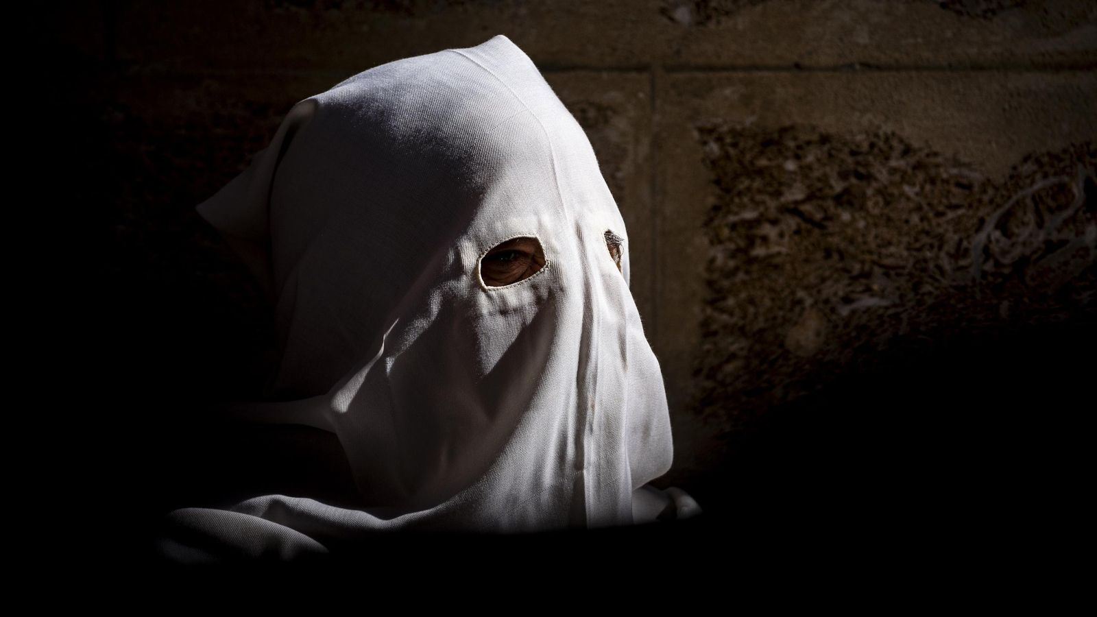 En imágenes,  El Prendimiento de San Fernando tuvo que volverse a su templo entre lágrimas y lluvia