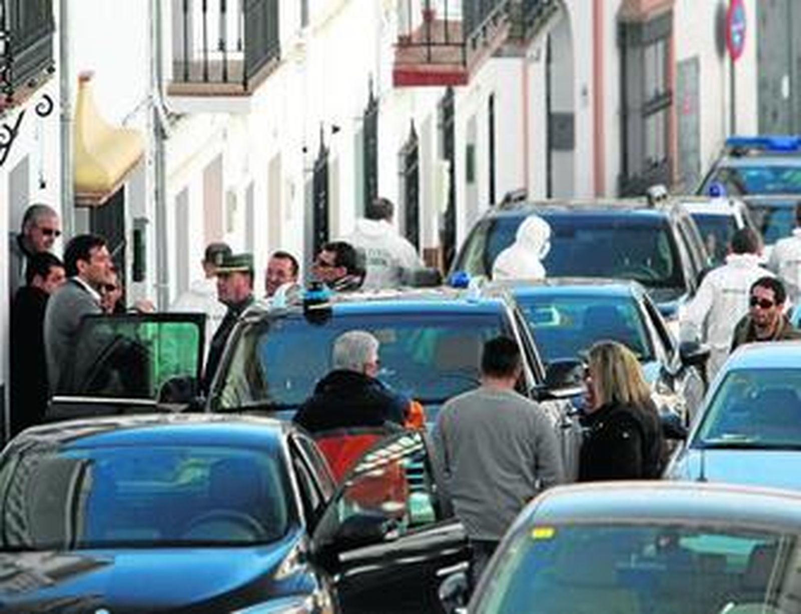 Investigadores de la Guardia Civil, el 4 de febrero, tras practicar un registro domiciliario en Arriate.