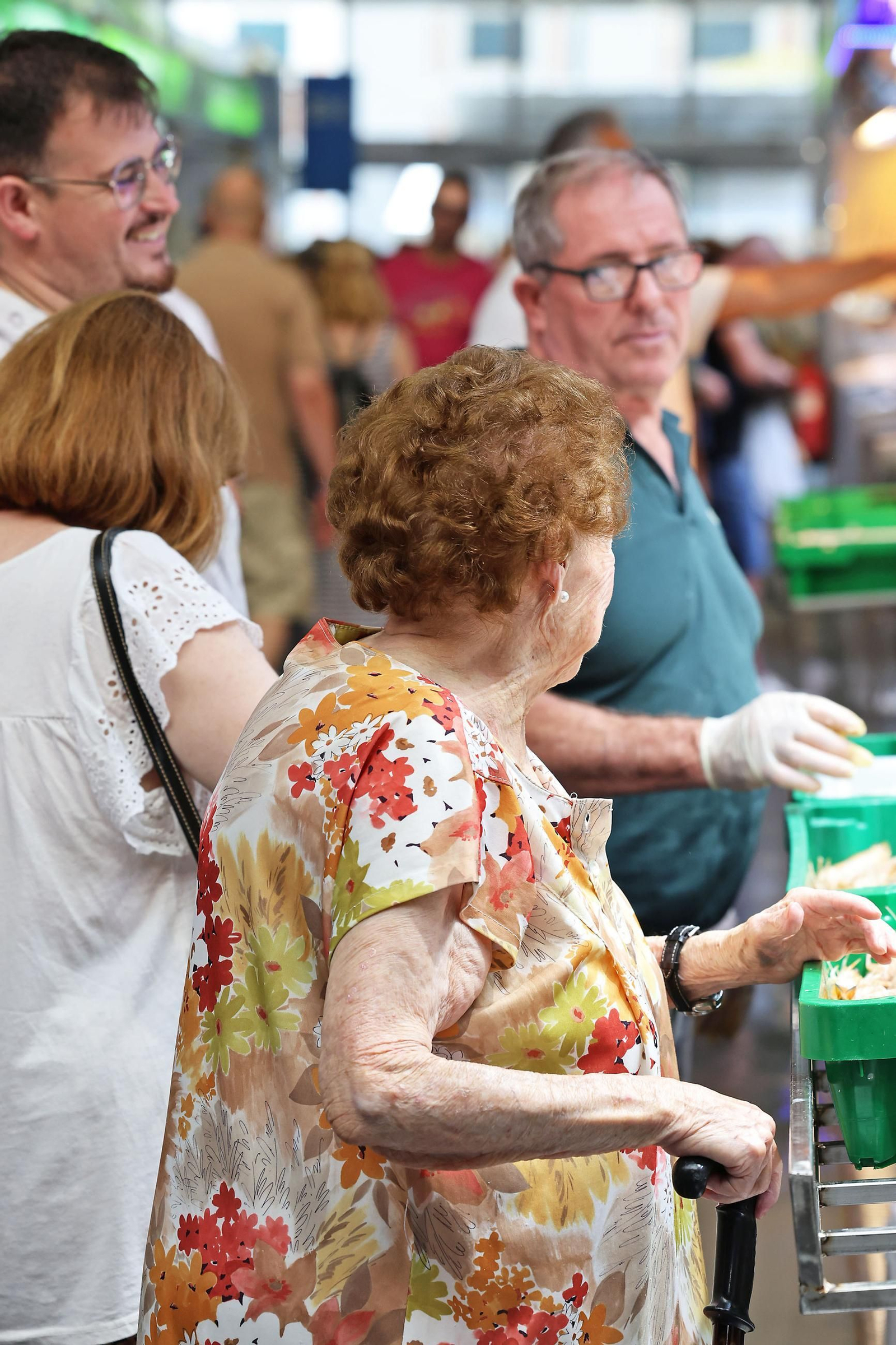 Imágenes de las compras en el entorno del Mercado del Carmen en la mañana de sábado