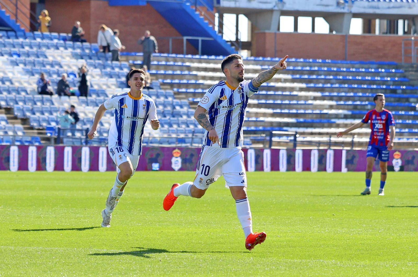 Antonio Domínguez celebra su gol al Yeclano.