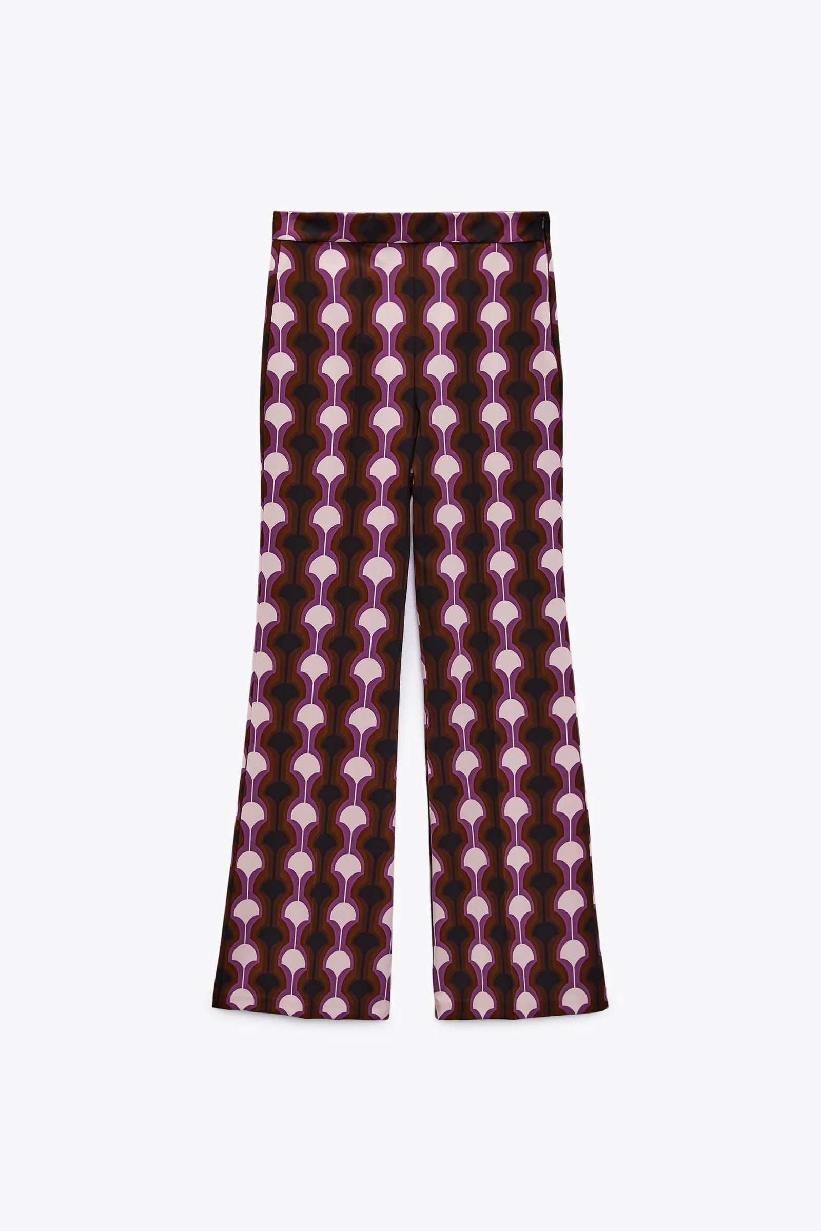 Pantalones con estampado retro de Zara.