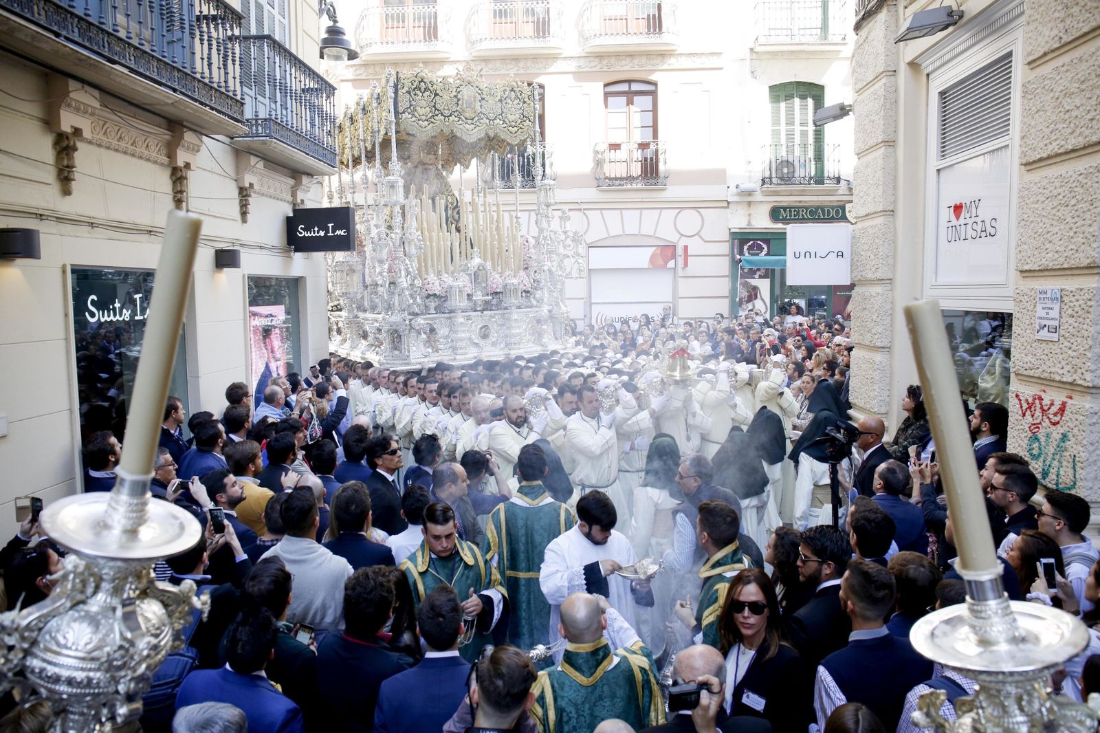 Lagrimas y Favores entra en calle Nueva.
