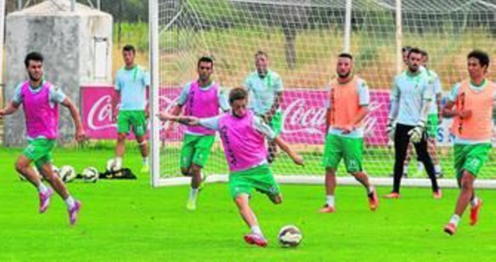 Fede Cartabia golpea un balón ante la atenta mirada de sus compañeros durante un entrenamiento de esta pasada semana en la Ciudad Deportiva.