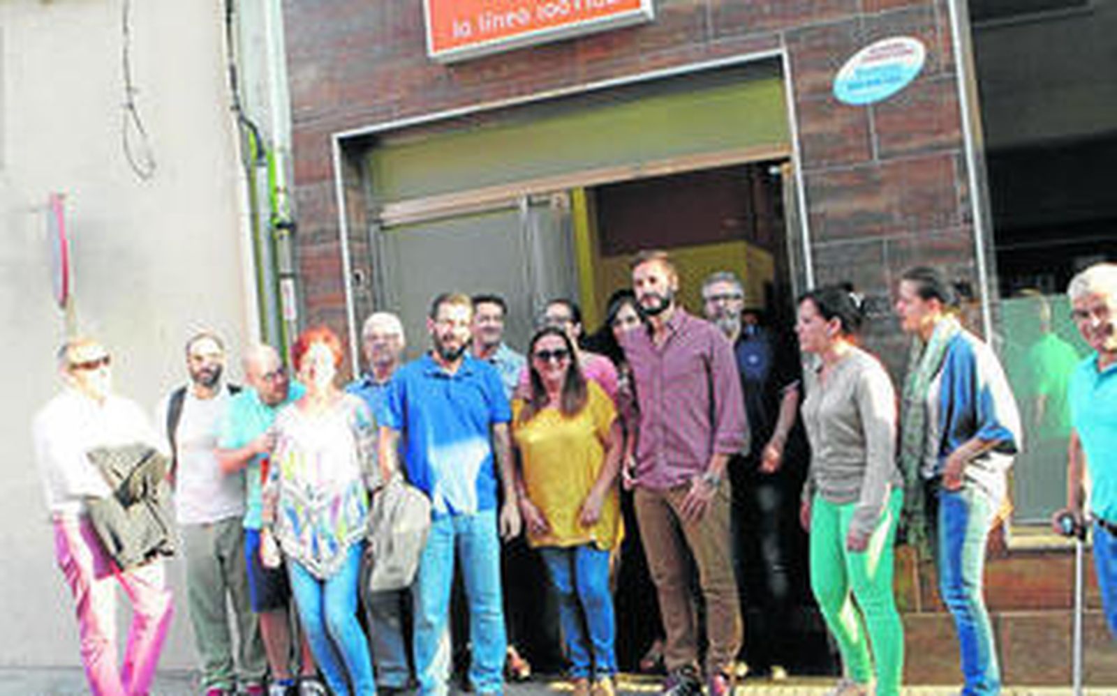 Miembros de La Línea 100x100, en la puerta de su sede.