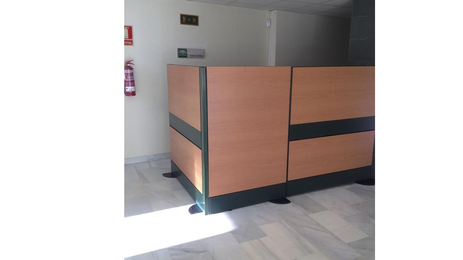 La "sala de abogados" improvisada en un pasillo junto a la escalera