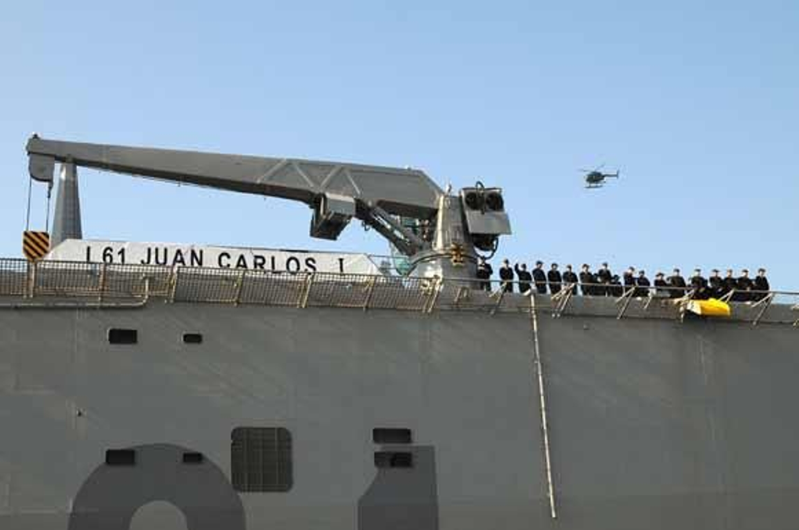 El 'Juan Carlos I', el mayor barco de guerra de la historia de la Armada Española, ya está atracado en la Base de Rota

Foto: Javier Gonzalez