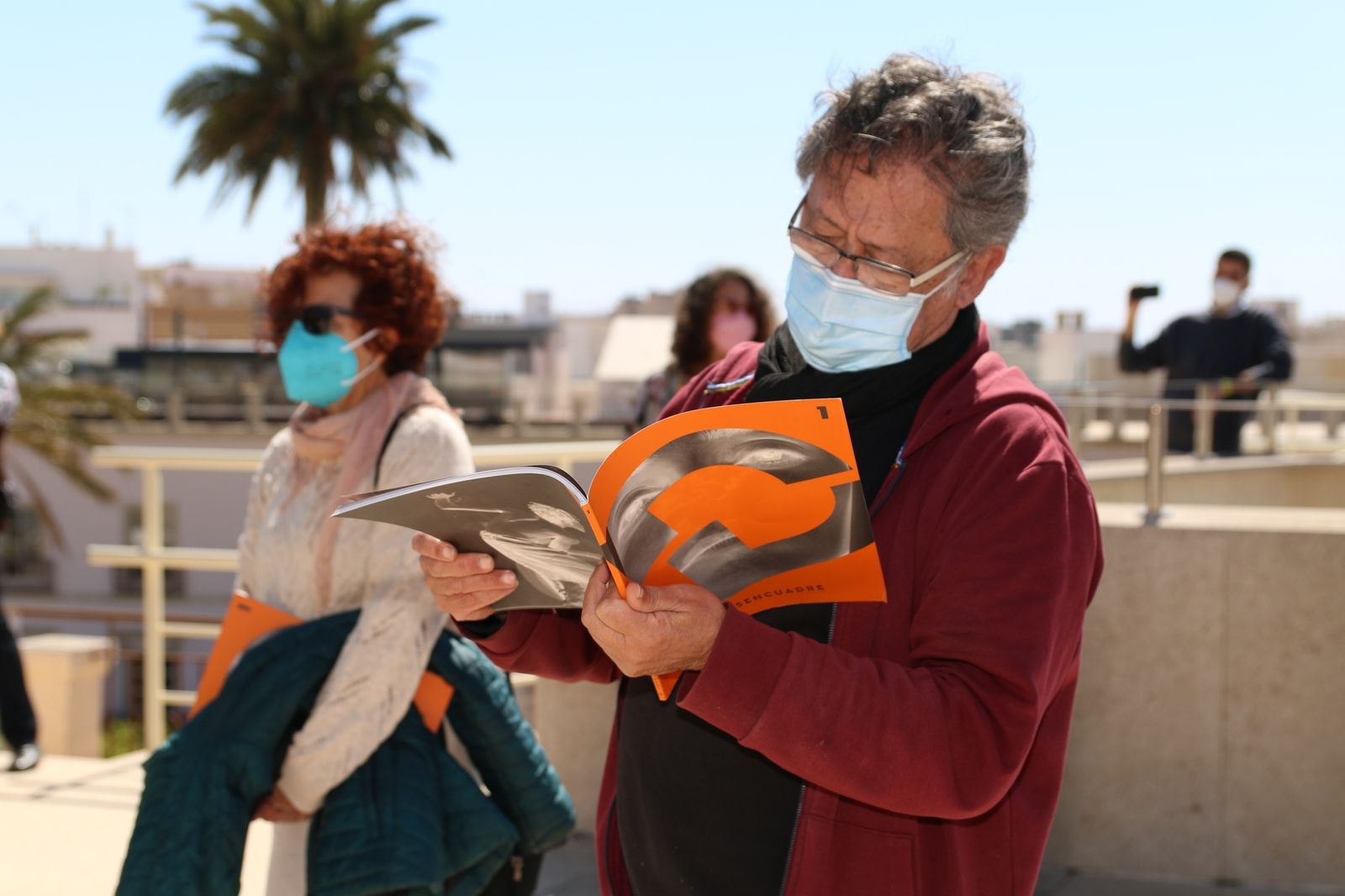 Paco Cañizares con un ejemplar de la revista D, durante la presentación oficial de la publicación.