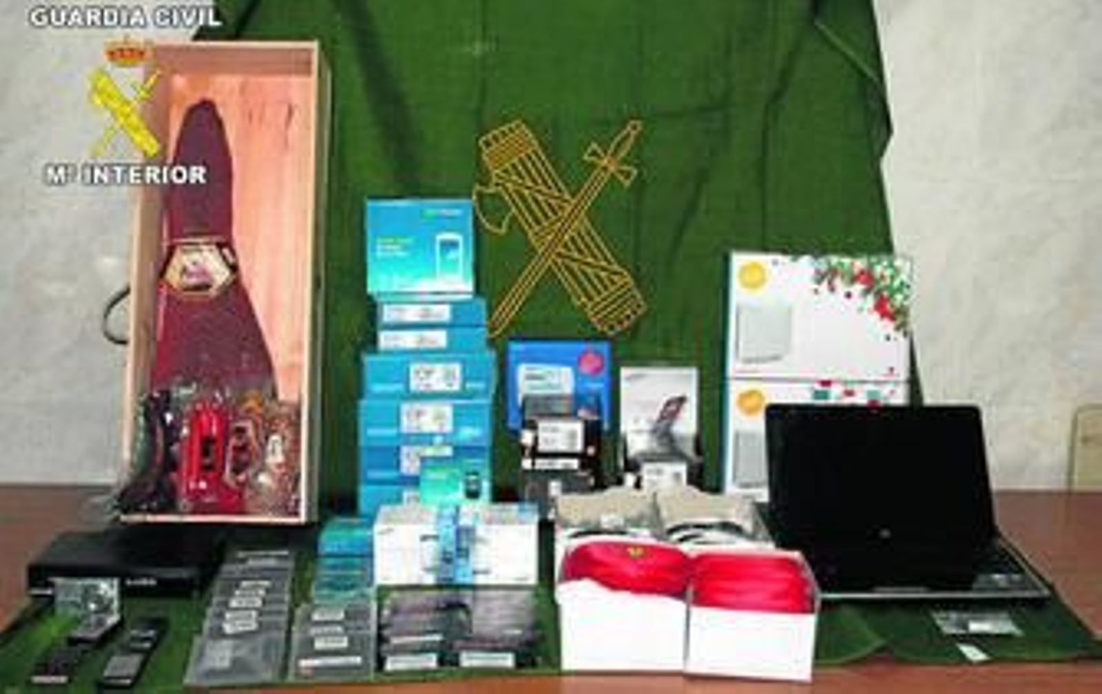 Algunos de los efectos recuperados que estaban en poder de los tres detenidos.