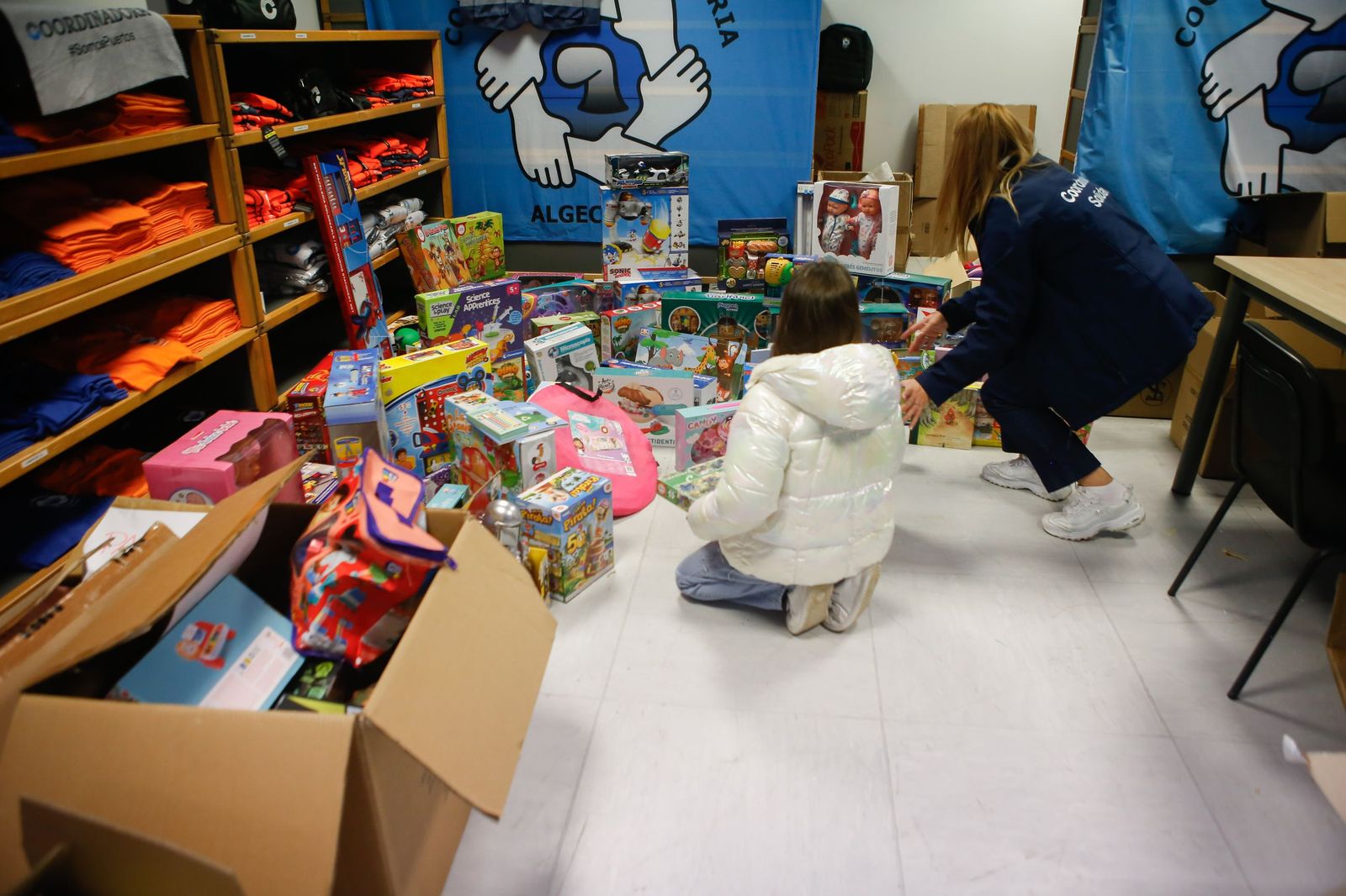 Fotos del reparto de juguetes de la Coordinadora Solidaria del Puerto de Algeciras