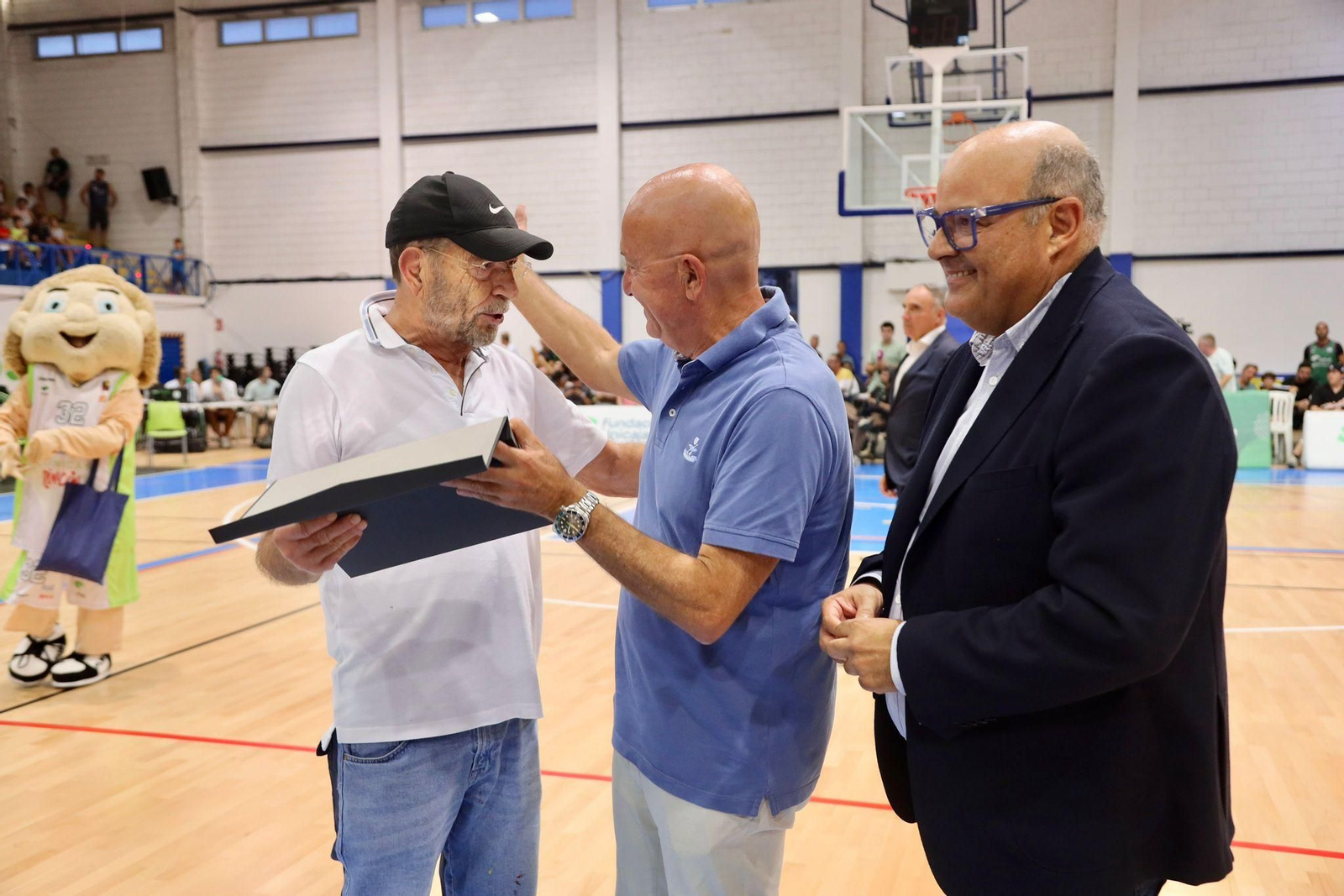 El bonito homenaje a Manolo Rincón durante el Unicaja-Alba