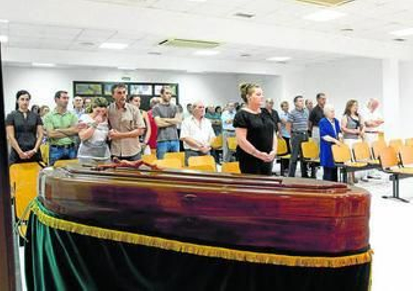 Los familiares y amigos, en el responso por el artista.