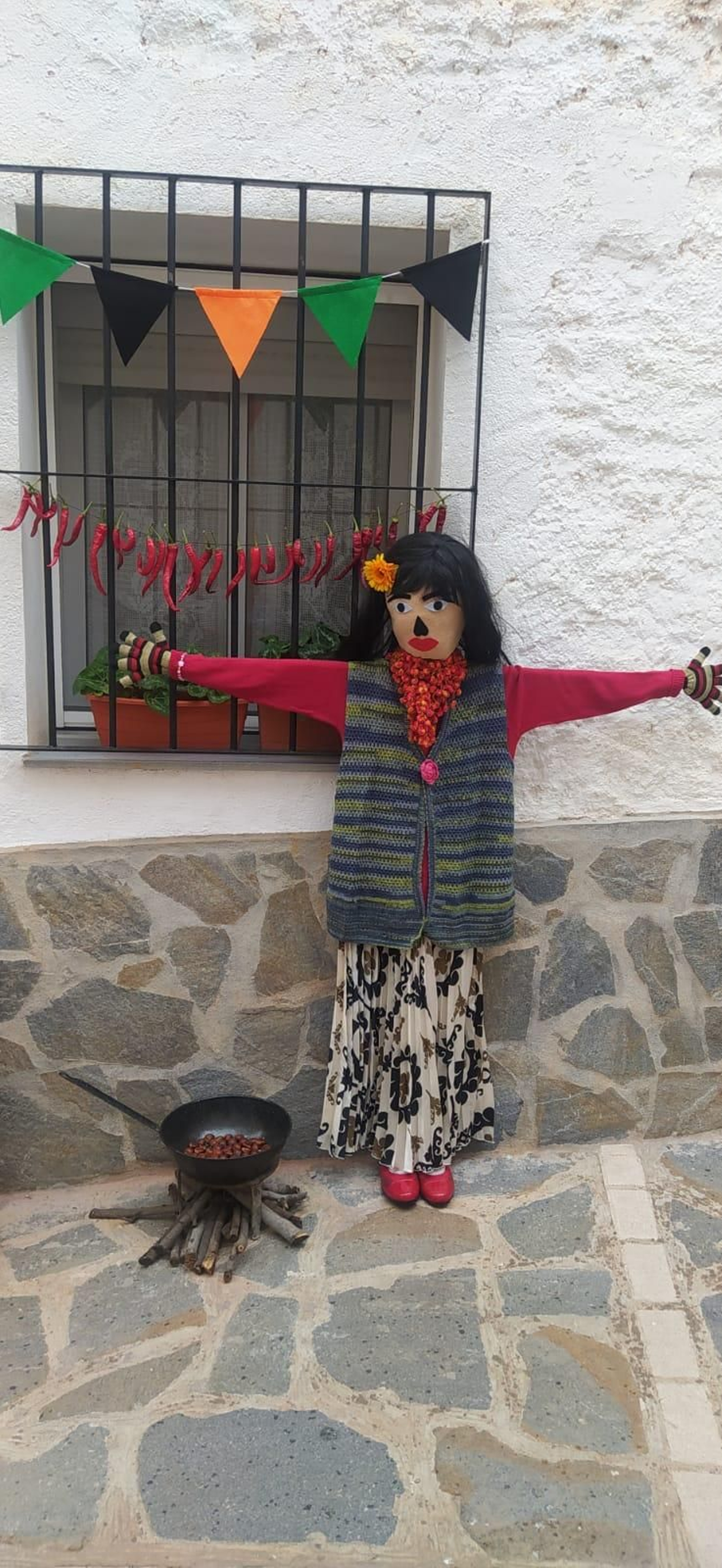 Los 40 vecinos de paja, trapo y cartón de Bacares, en fotos