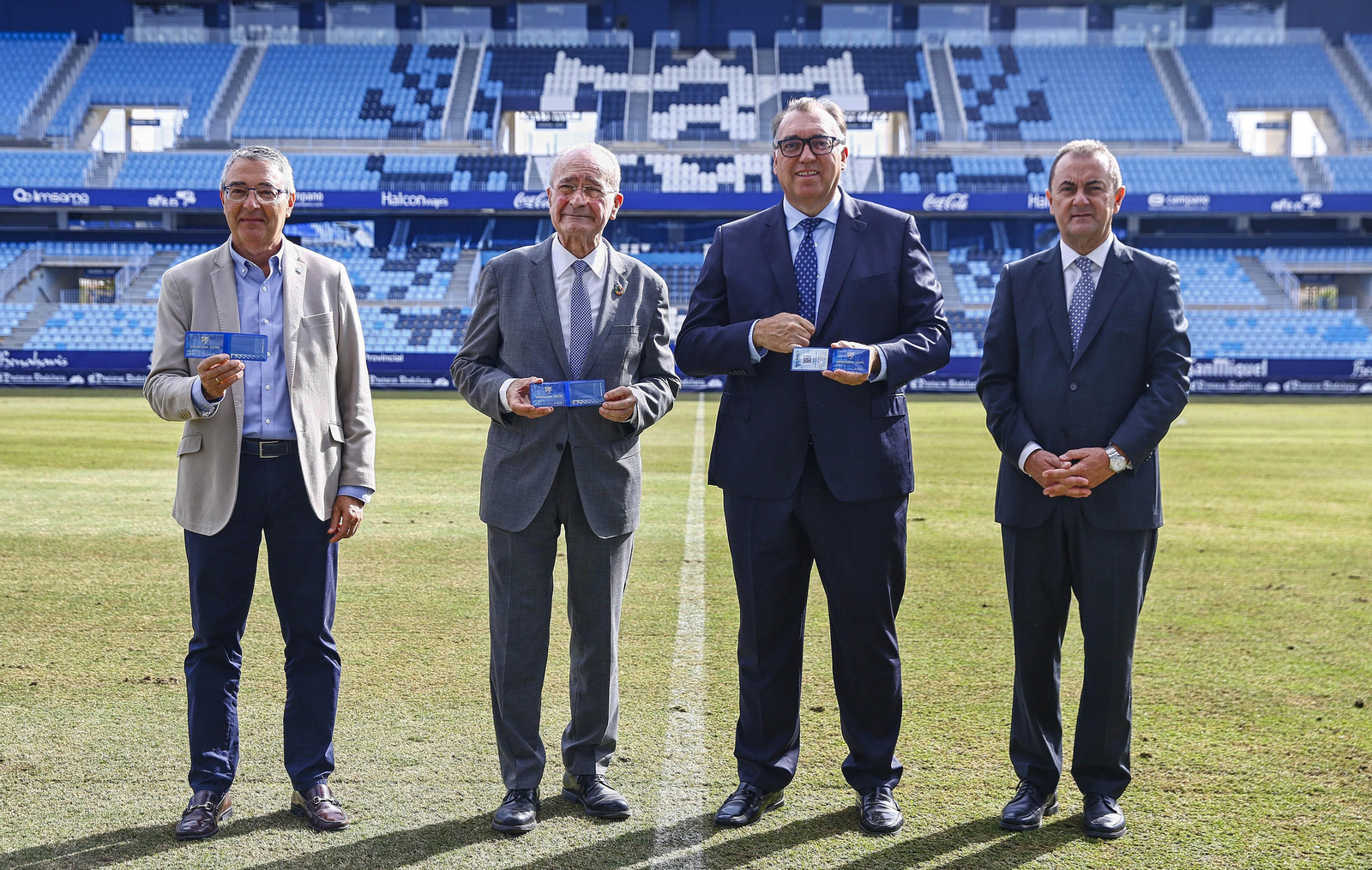 Renovación de carnés de las autoridades con el Málaga CF.