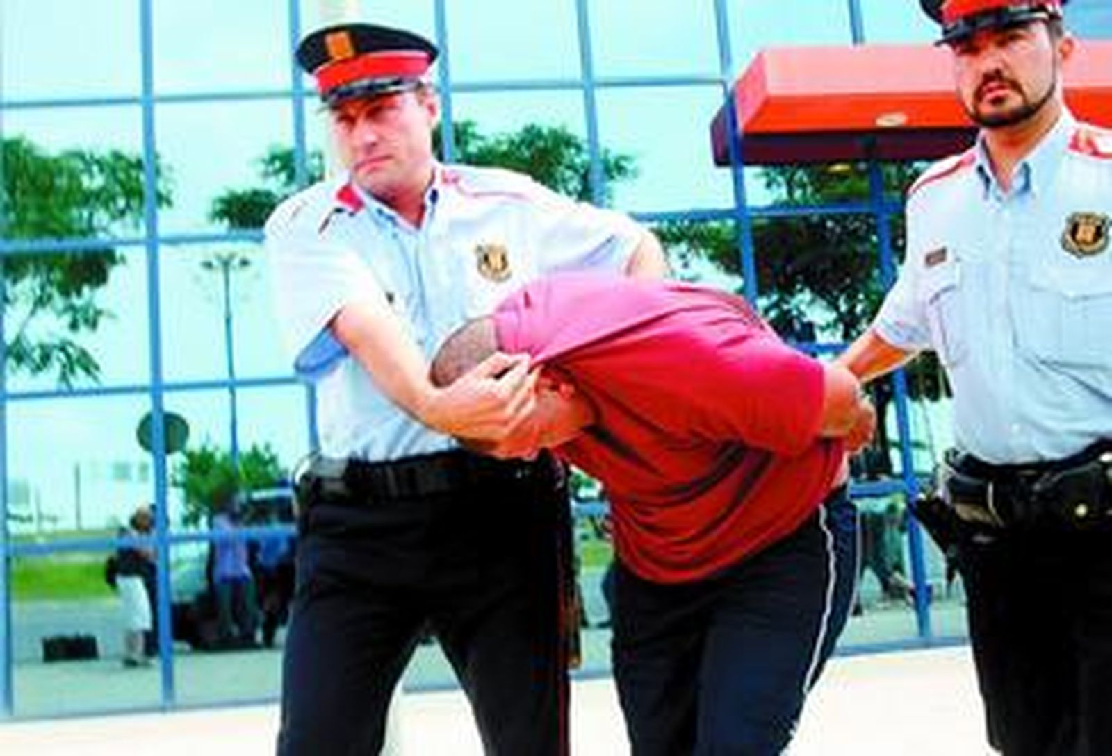 Víctor D. S., trasladado ayer a comisaría para declarar.