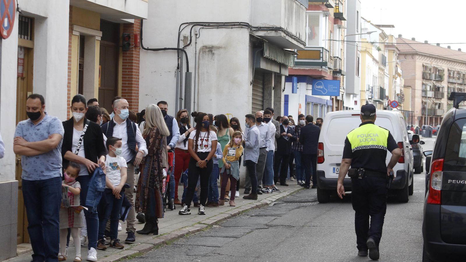 Colas para entrar a la iglesia de San Fernando en la Huerta de la Reina.
