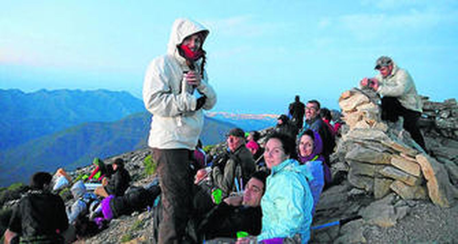 Tras la madrugada, los expedicionarios llegan al punto más alto.