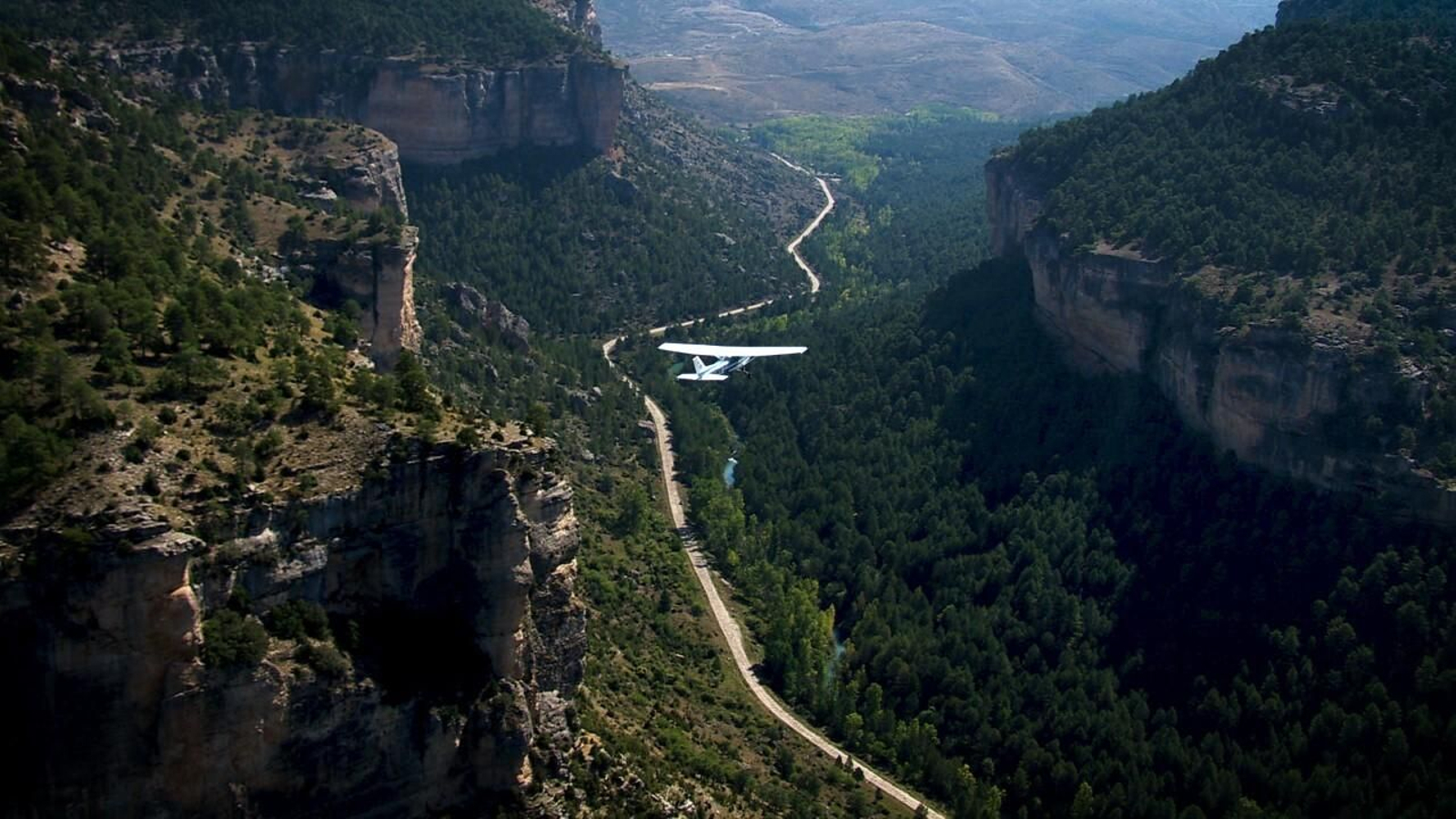 Una avioneta cruza las Hoces en una sierra del Sistema Ibérico