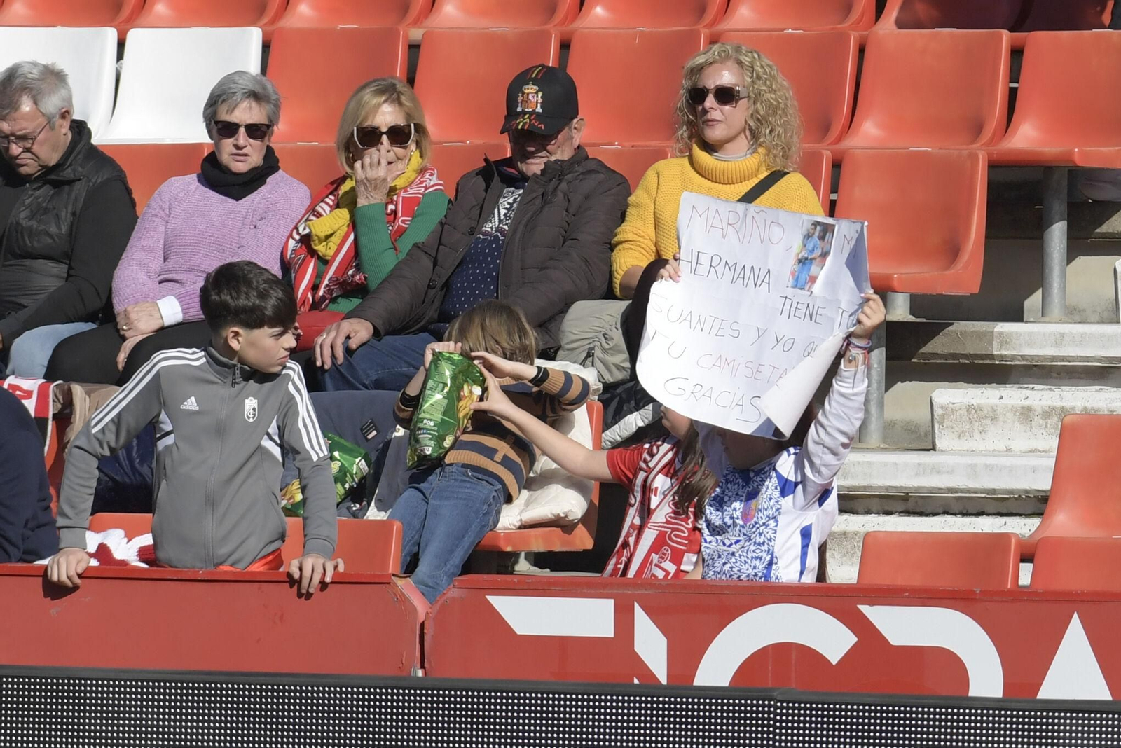 Encuéntrate en la grada y en el recibimiento al Granada CF