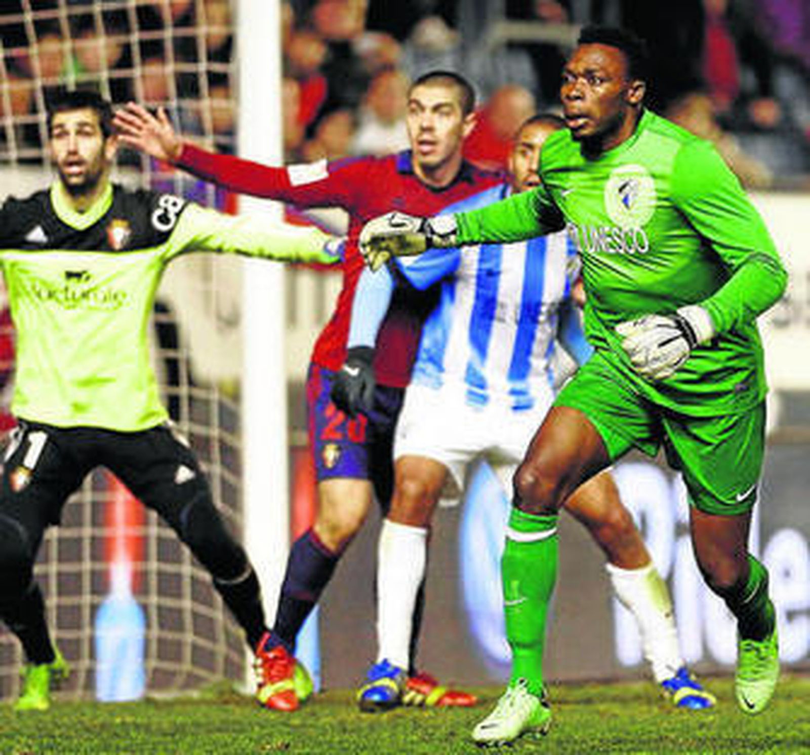 Carlos Kameni, en el área de Osasuna dispuesto a rematar.
