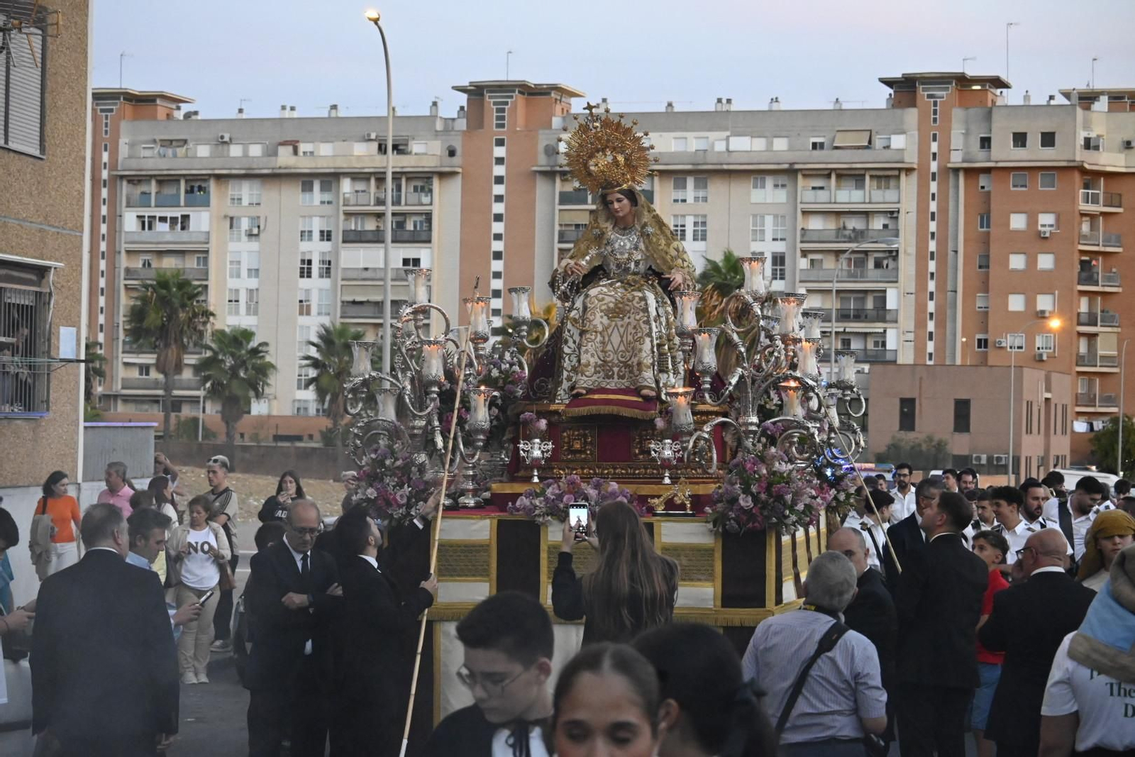 Primera procesión de la Virgen del Rosario por las calles de Huelva, en imágenes