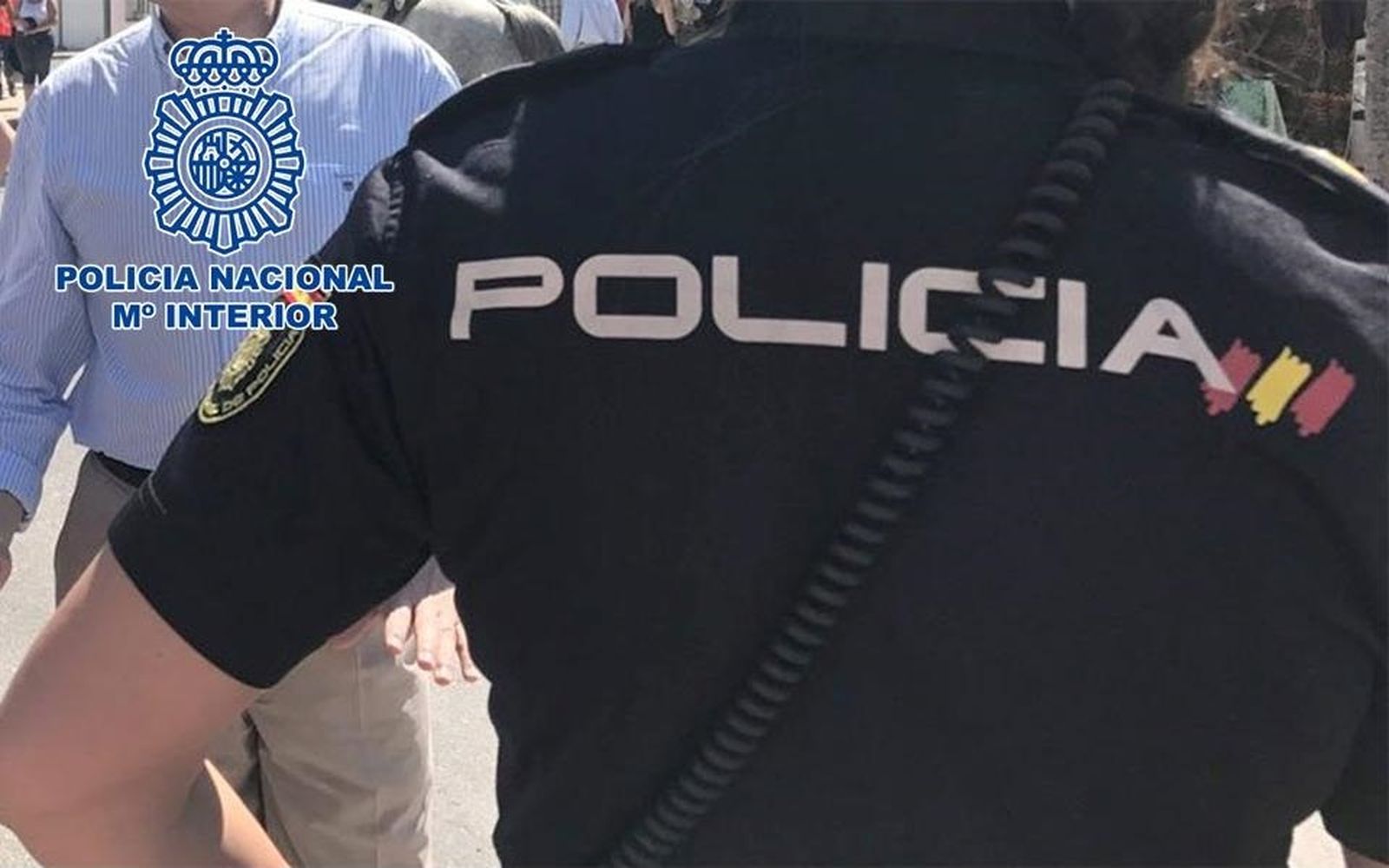 Un agente de la Policía Nacional de espaldas.