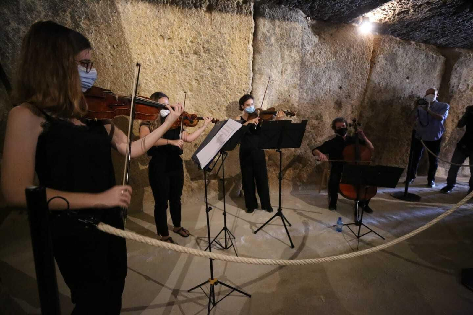 Un cuarteto de cuerdas durante el concierto organizado este martes en el interior de los Dólmenes. Un cuarteto de cuerdas durante el concierto organizado este martes en el interior de los Dólmenes.