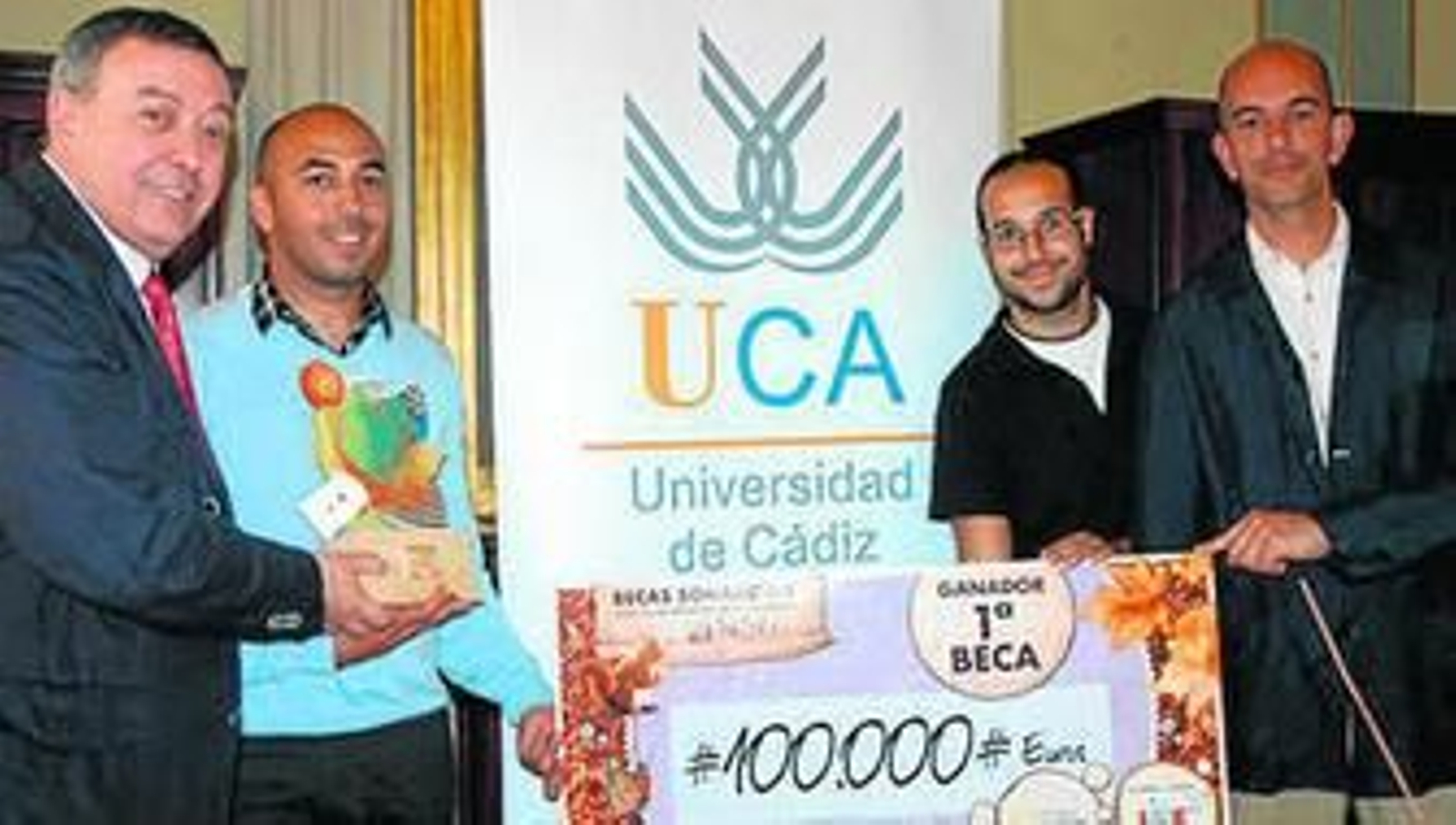 El rector de la UCA posa con los universitarios premiados.
