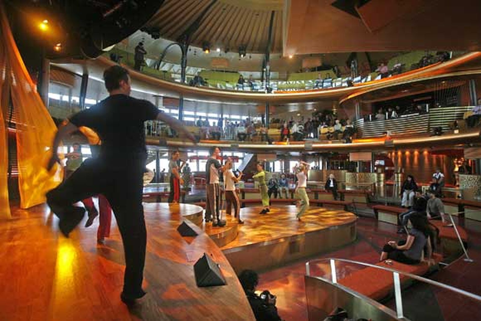 El 'Aidablu' es el primero de los 300 buques de este tipo que atracarán este año en el Puerto de Cádiz

Foto: Joaquin Pino