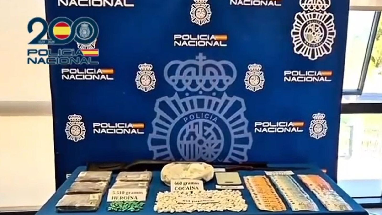 Droga y dinero incautado en la operación policial.