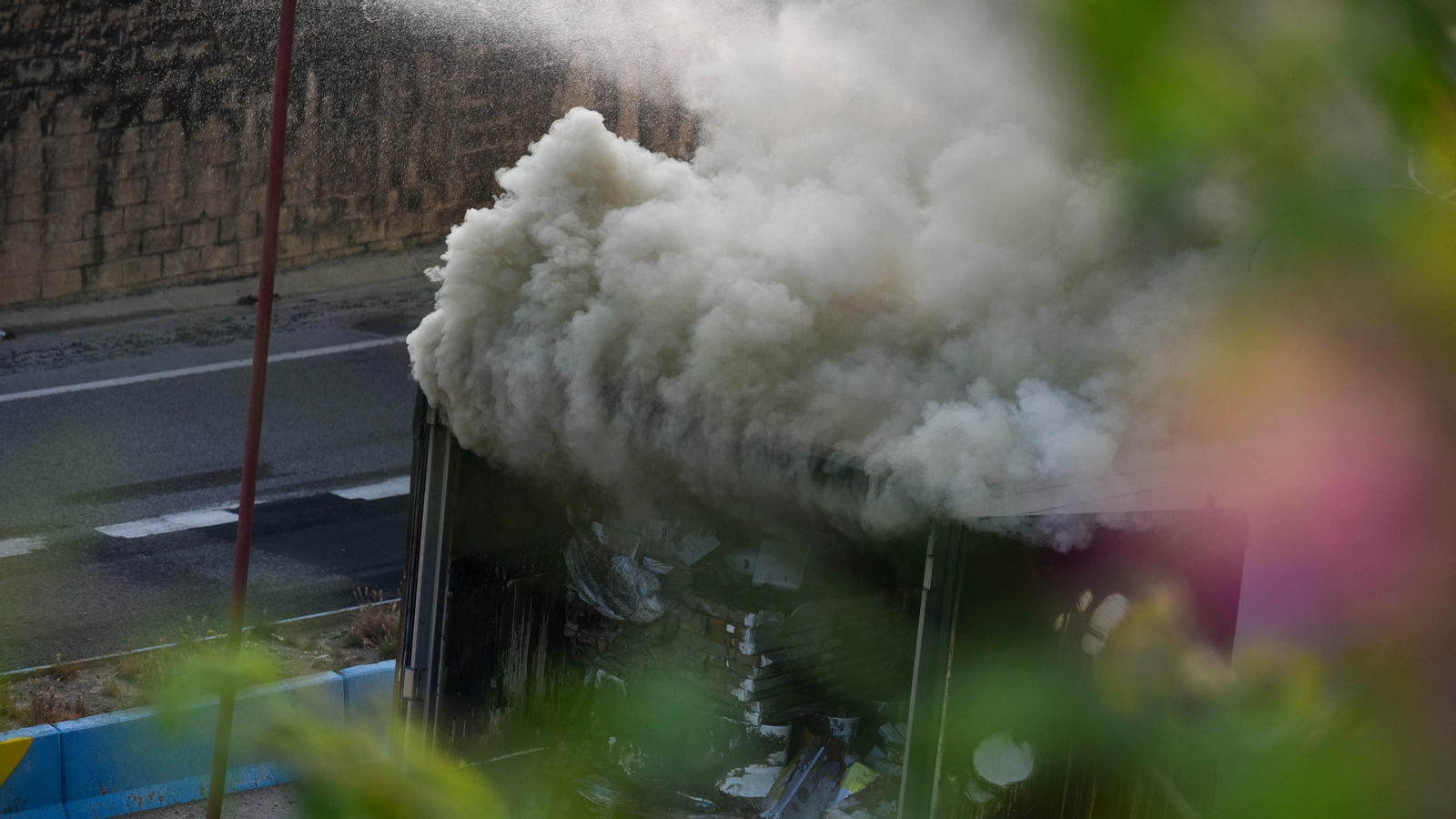 Las fotos del incendio de un camión en el Acceso norte al Puerrto de Algeciras