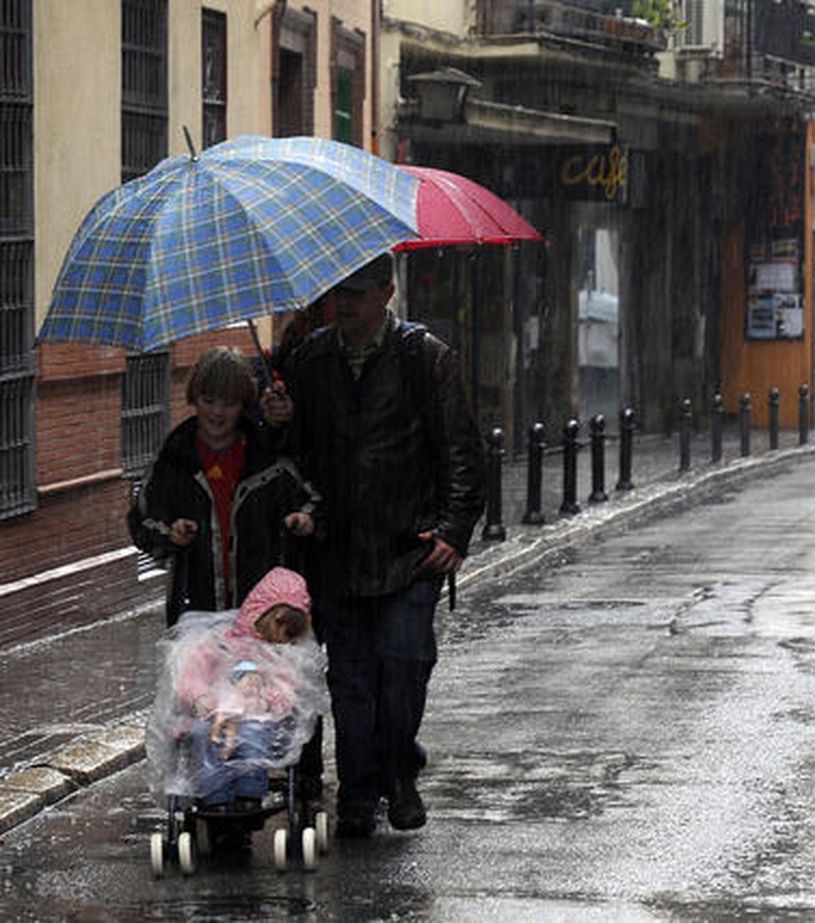 Una pareja con una niña pasea por el centro protegiéndose del agua.

Foto: J. C. Vázquez, B. Vargas y A. Pizarro