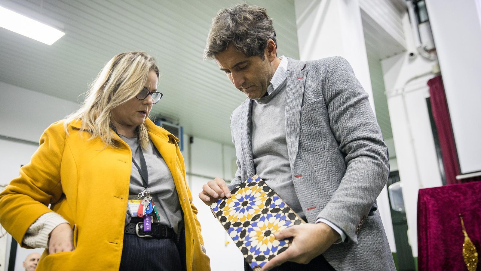 Los educadores muestran a los internos los secretos de La Alhambra con materiales específicos