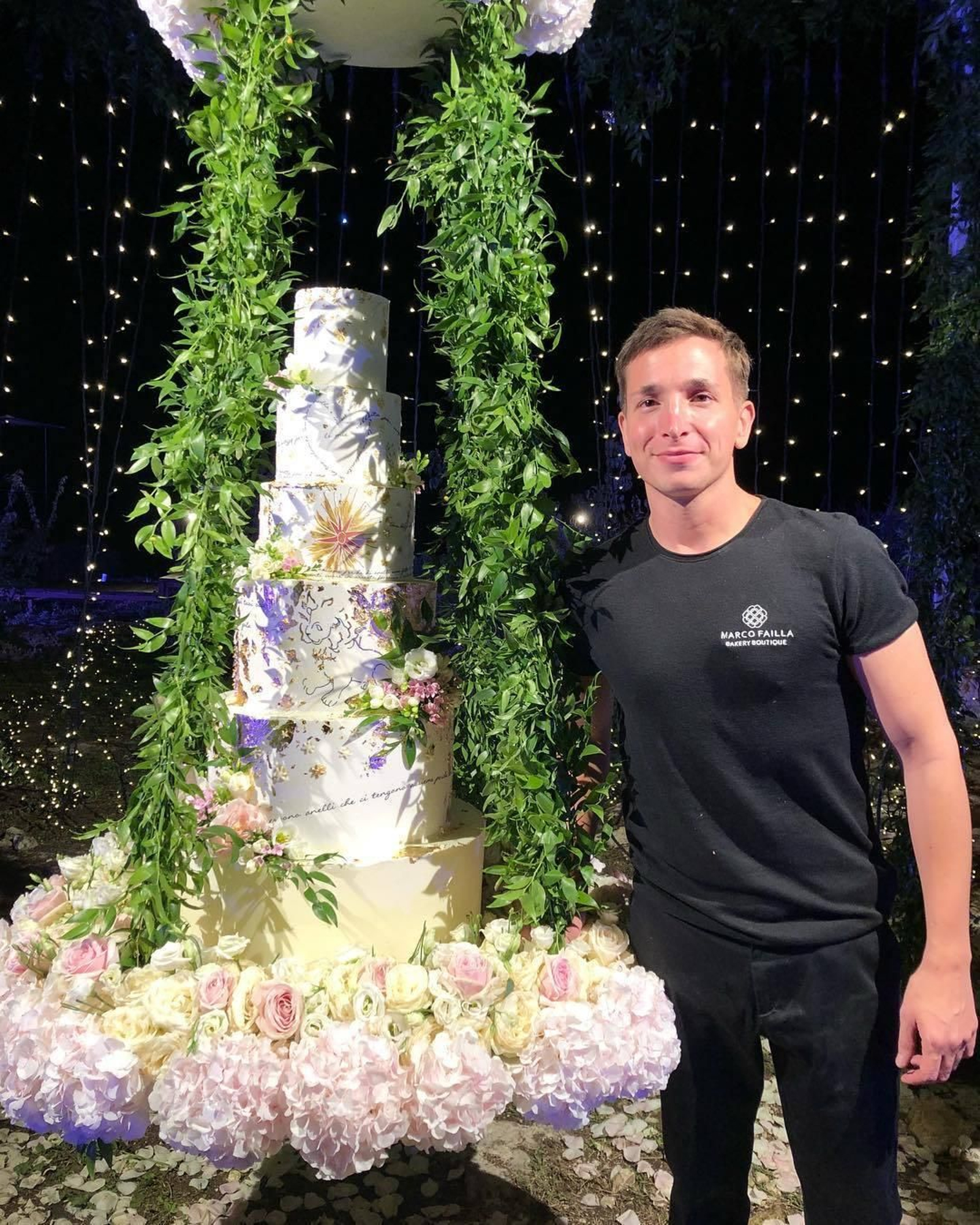 La tarta a juego con el vestido de la novia, obra de @marco.failla.