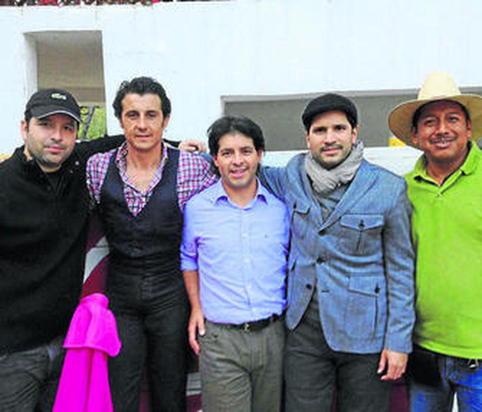 Ruiz Manuel con Alfredo Gómez, Víctor y Antonio Santillán y vaqueros.
