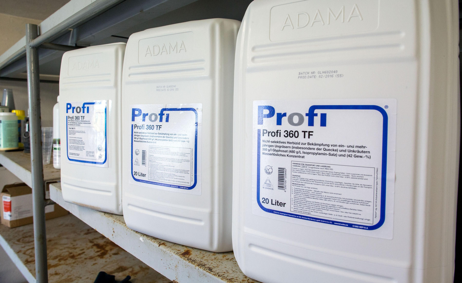 Recipientes de glifosato almacenados