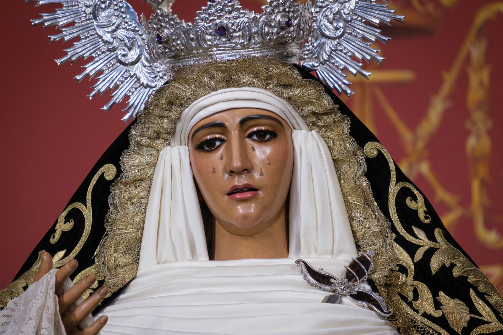 La Esperanza de Triana se viste de luto por los fieles difuntos