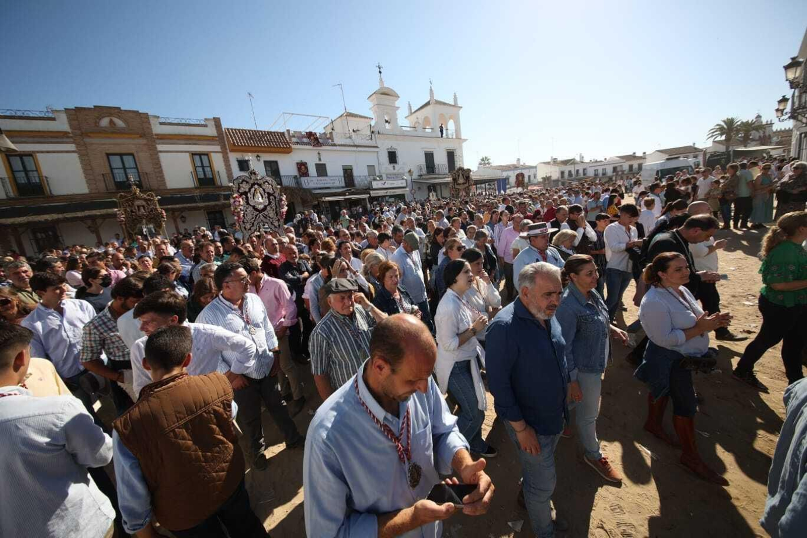 El Simpecado de Jerez a los pies de la Virgen del Rocío