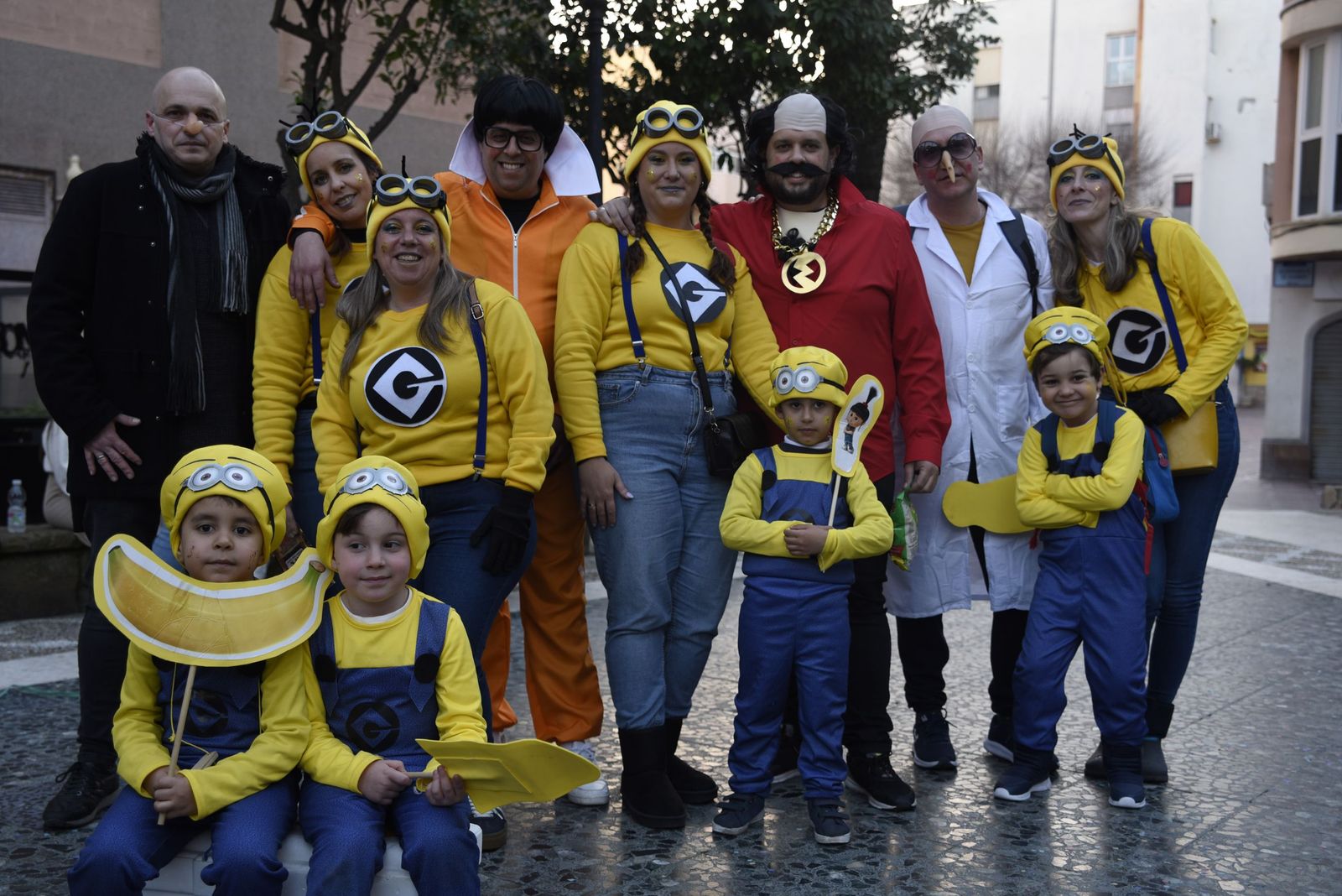Búscate en las fotos de la fiesta en la calle del sábado en el Carnaval de la Concha Fina de La Línea