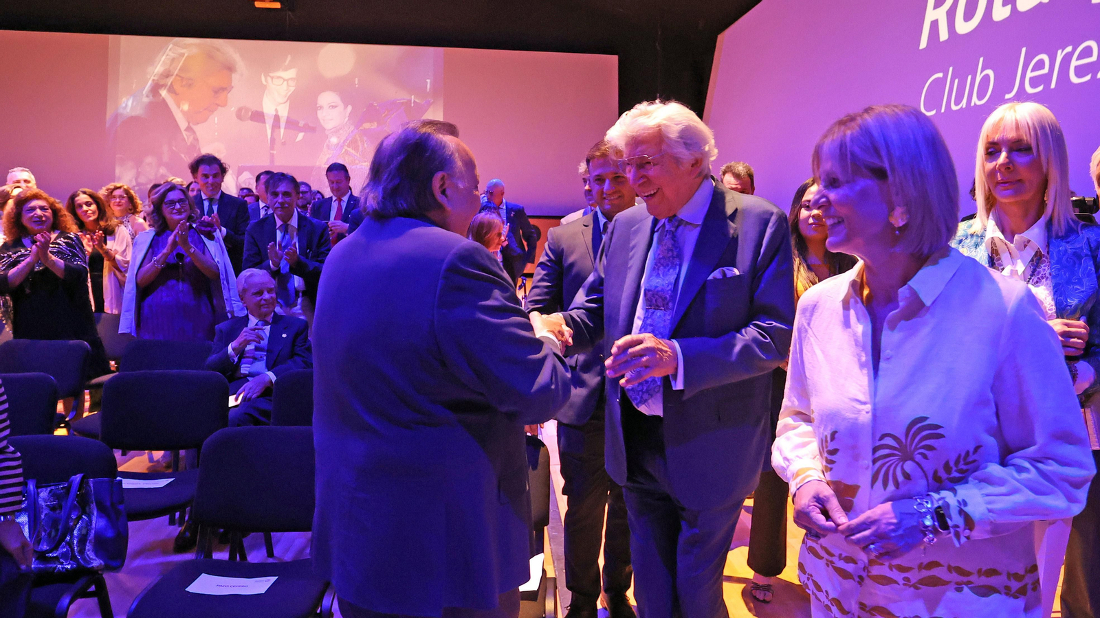 Manuel Alejandro recibe el premio Jerezano del Año del Rotary Club Jerez
