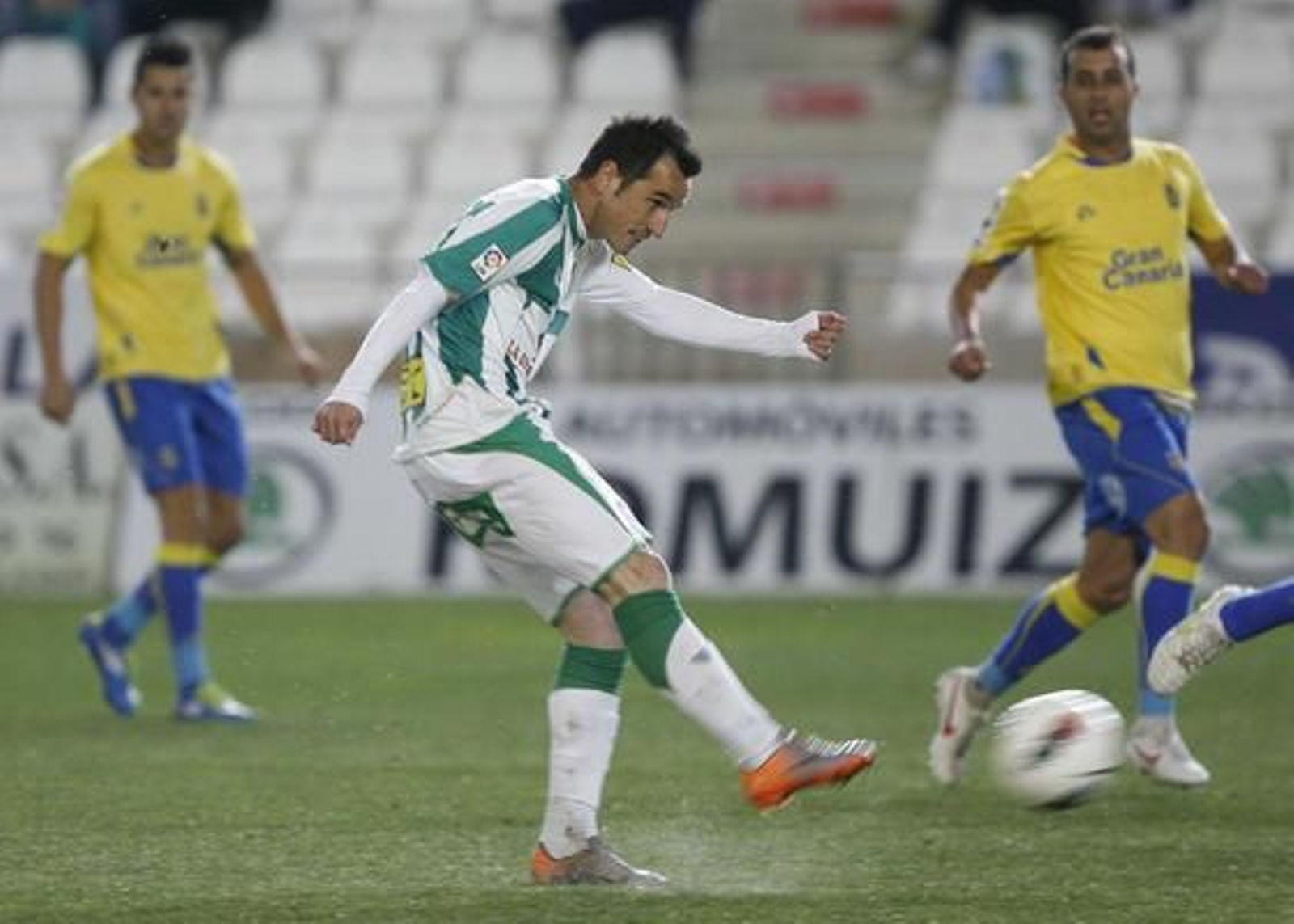 El Córdoba acosa desde el inicio la portería rival y se sobrepone a un penalti fallado por Vitolo con un golazo de Javi Patiño.

Foto: Álvaro Carmona