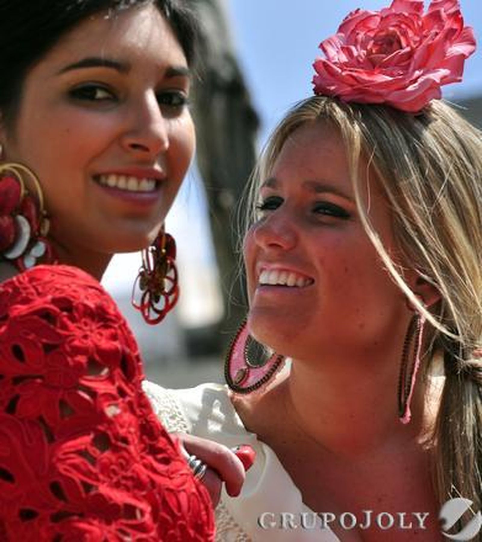 Dos jóvenes en el Real de la Feria.

Foto: Manuel Gómez
