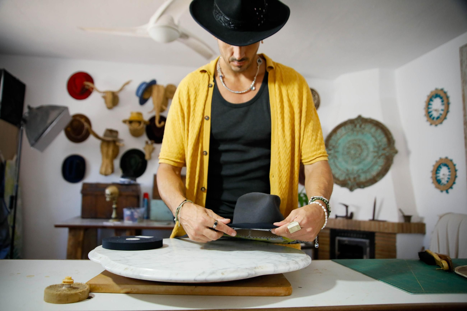 Imágenes del proceso creativo en sombreros de Alejandro Mateo