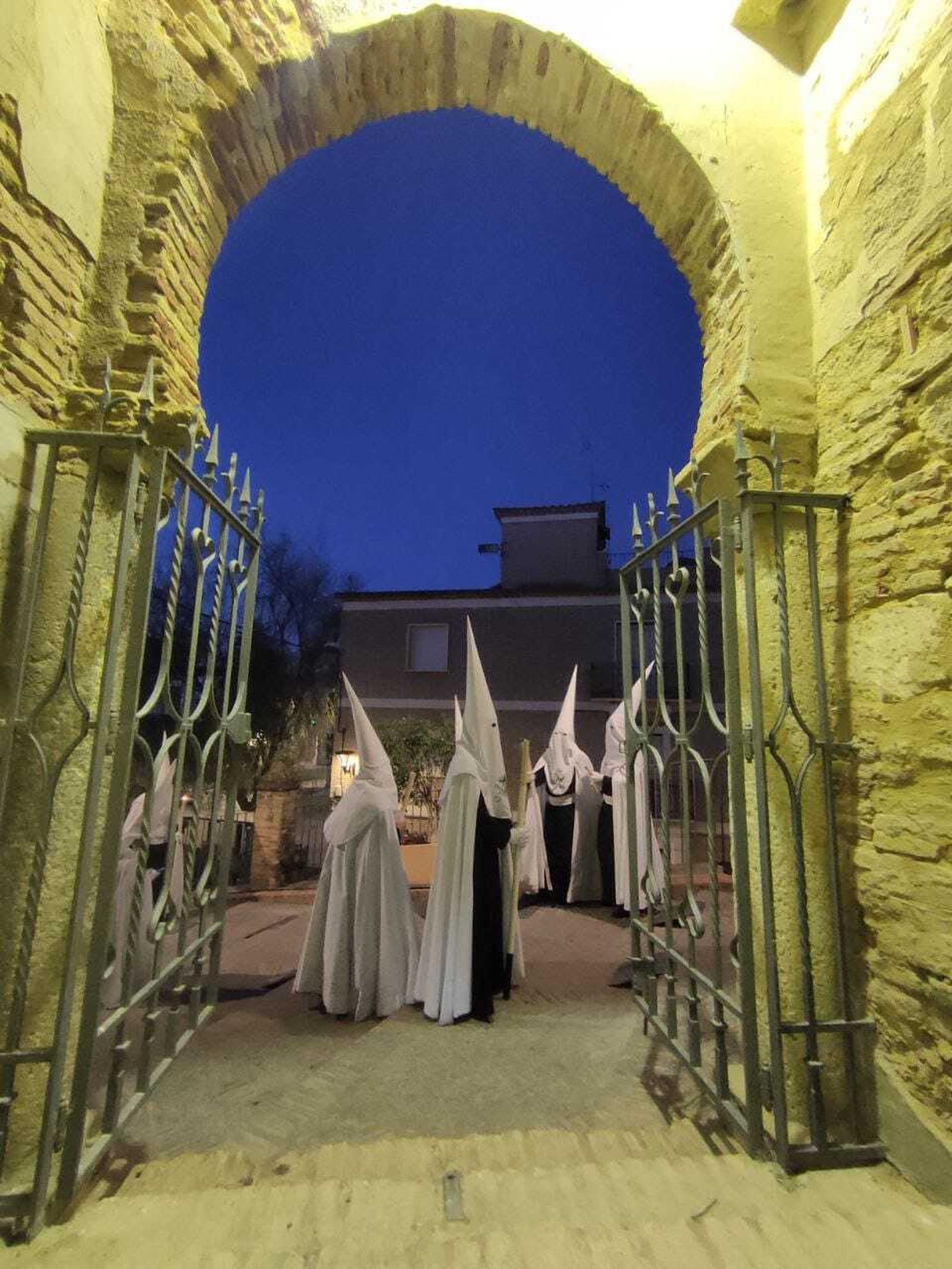 Viernes Santo en Santaella: la procesión de La salida de Jesús, en imágenes