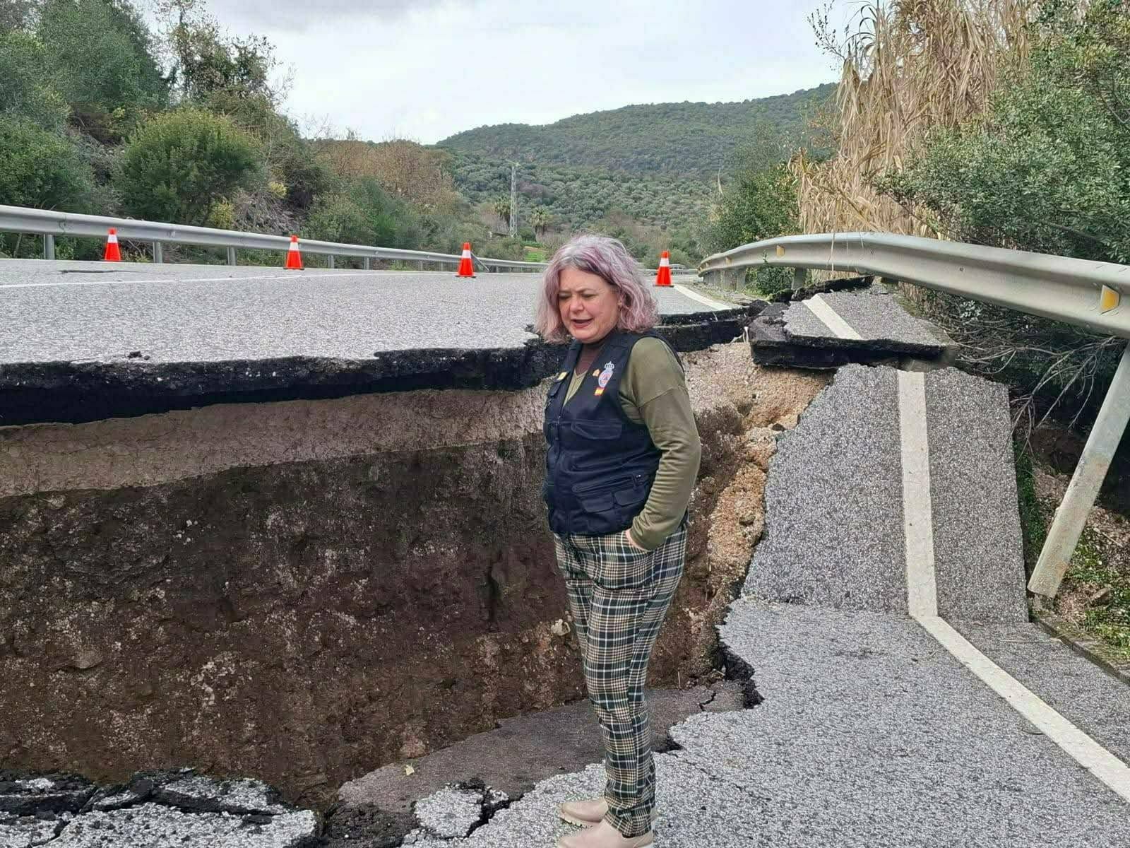 La subdelegada con las manos en los bolsillos