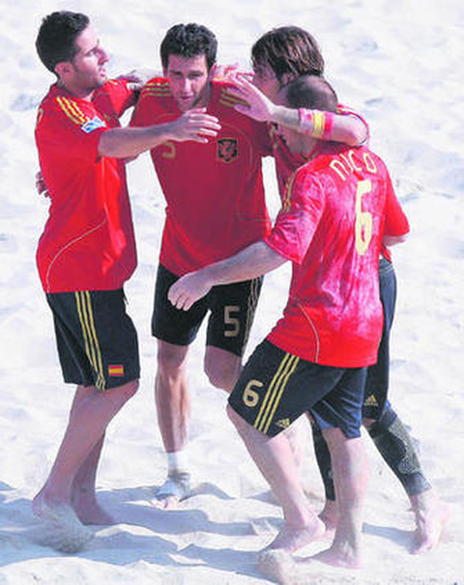 Los jugadores españoles se abrazan tras marcar uno de sus nueve goles.