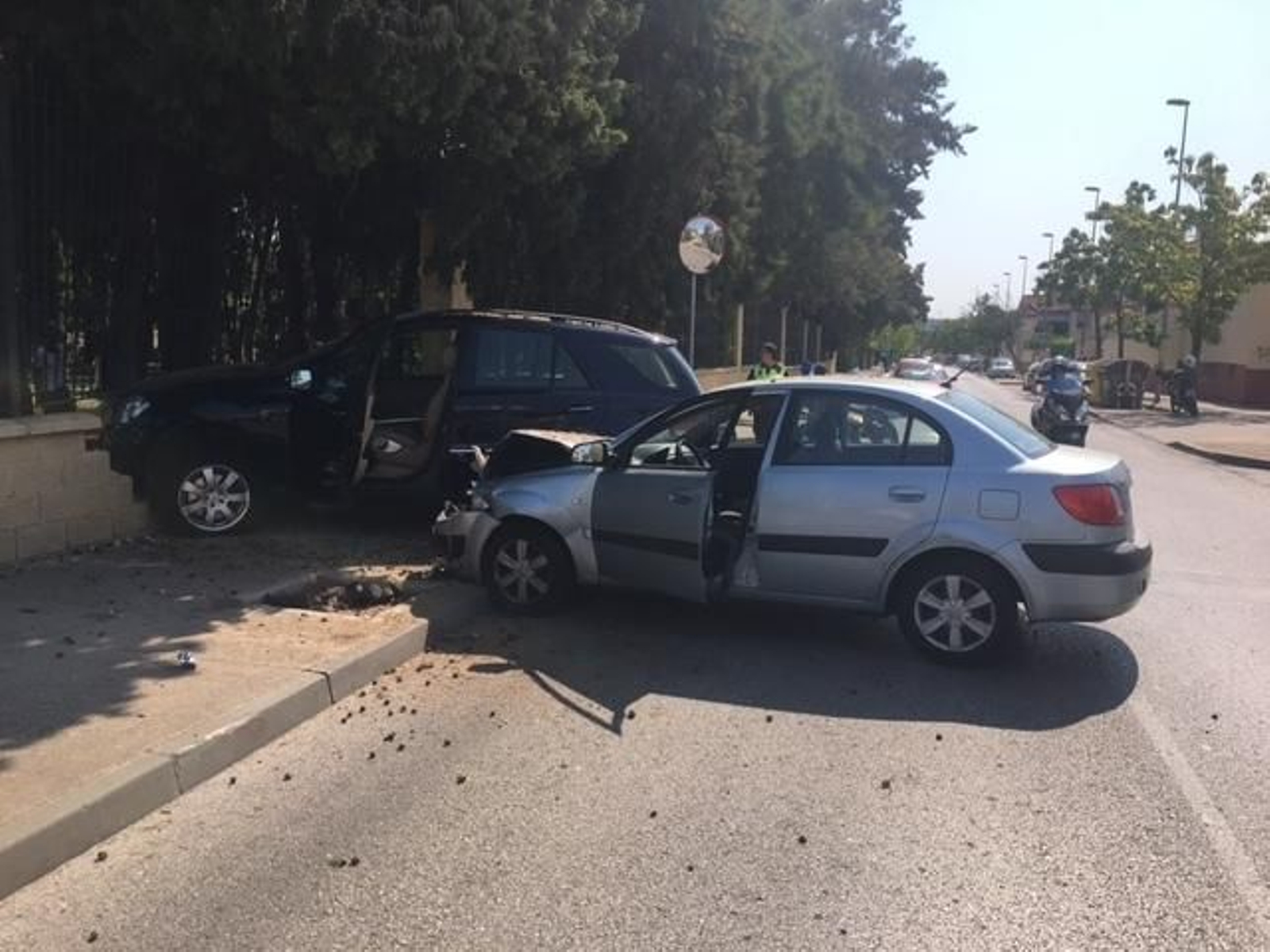 Sobre estas líneas, primer plano del impacto contra la verja exterior del Club Nazaret. A la derecha, la Policía Local atendiendo el siniestro. Sobre estas líneas, primer plano del impacto contra la verja exterior del Club Nazaret. A la derecha, la Policía Local atendiendo el siniestro.