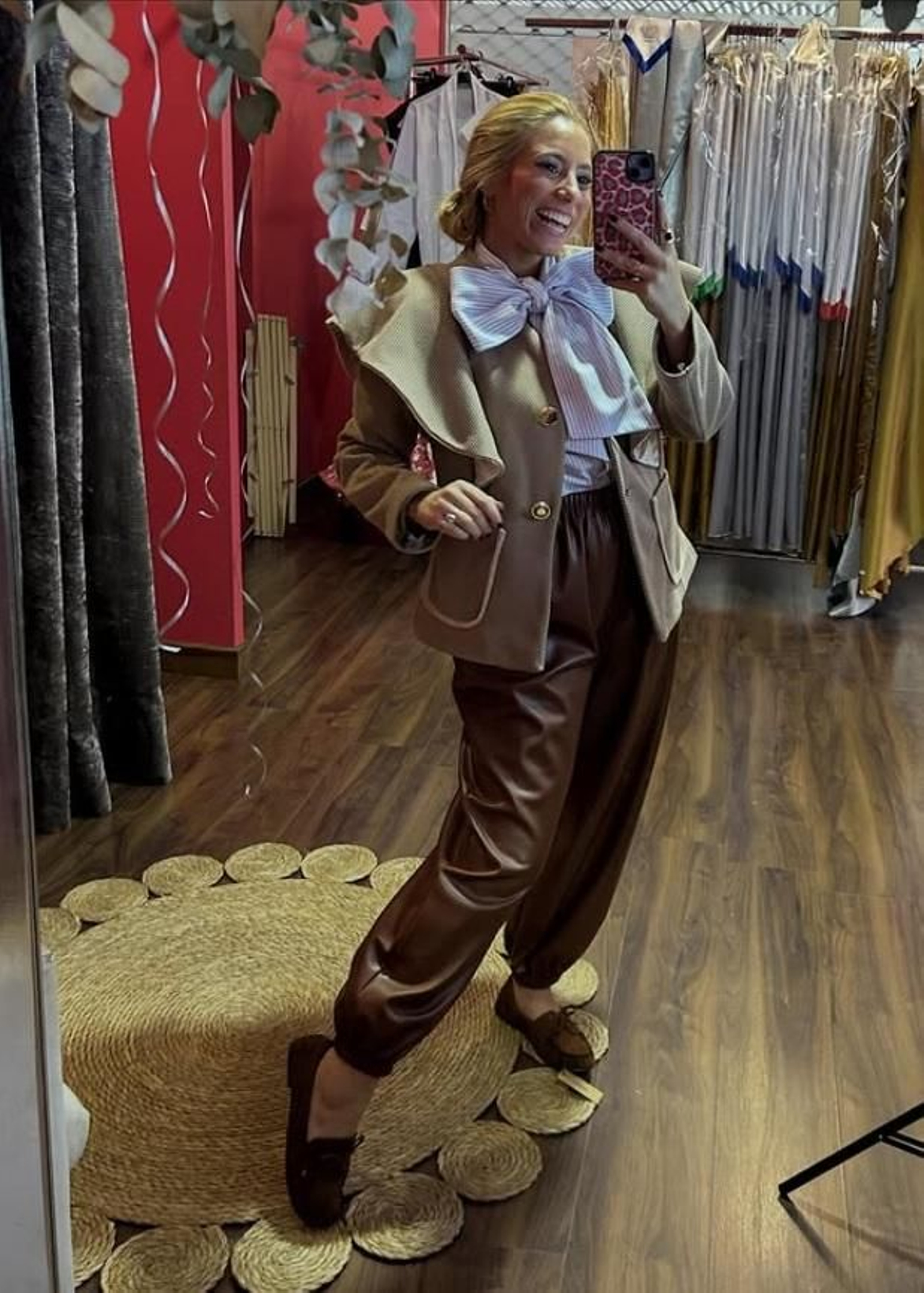 Un look con blusa con lazada y pantalones en efecto piel.